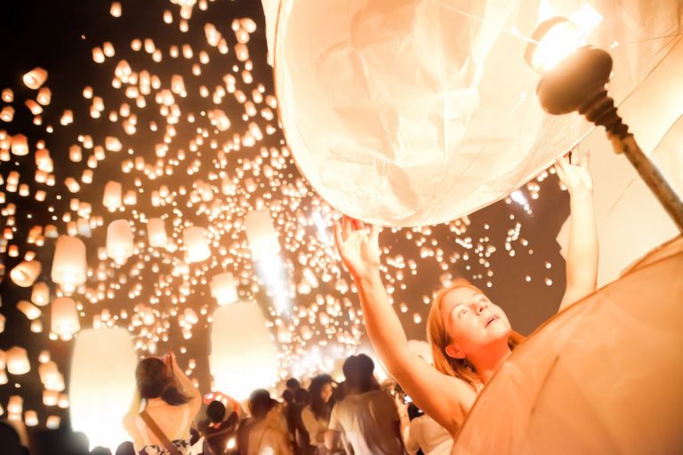 Read more about the article Yi Peng (ยี่เป็ง โคมลอย เชียงใหม่) Festival Chiang Mai (10000+ Sky Lanterns)